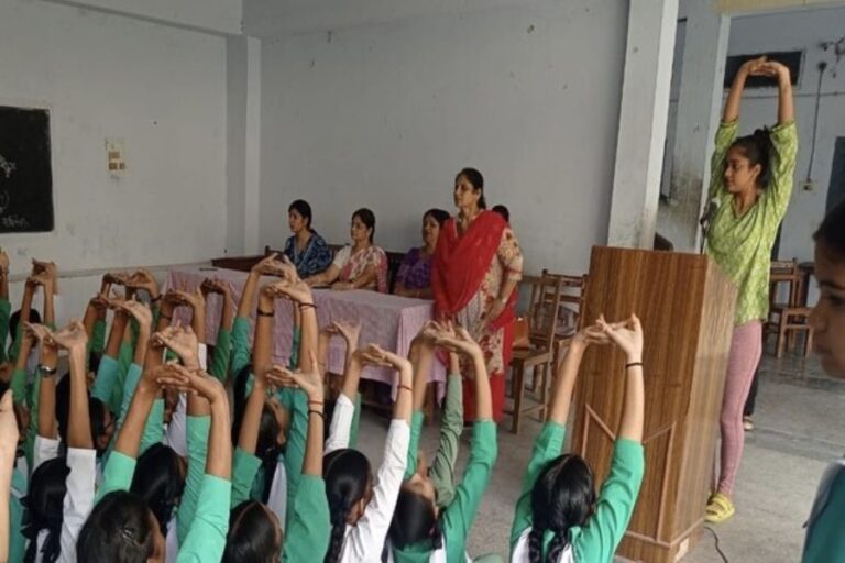 FitIndia Dynamo Ayushi Tondon Revisit Alma Mater, Empower Students with Yoga Techniques for Optimal Mental Resilience