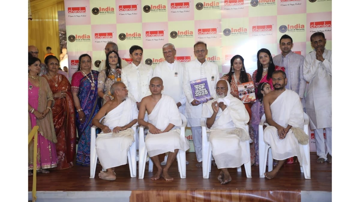 A gathering of six thousand devotees witnessed the consecration of 385 Moksha-garlands at Siddhavad