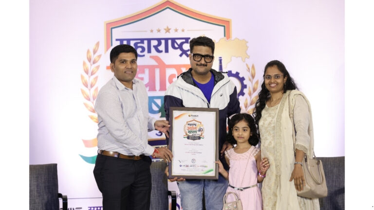 Deepali Ashish Agarwal & Ashish Kishor Agarwal Honoured for Excellence in Solar Installation Services